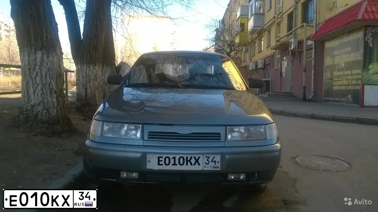Фото автомобиля GAZ 3110 WOLGA, 2000 — госномер Е010КХ34. Цвет: Белый