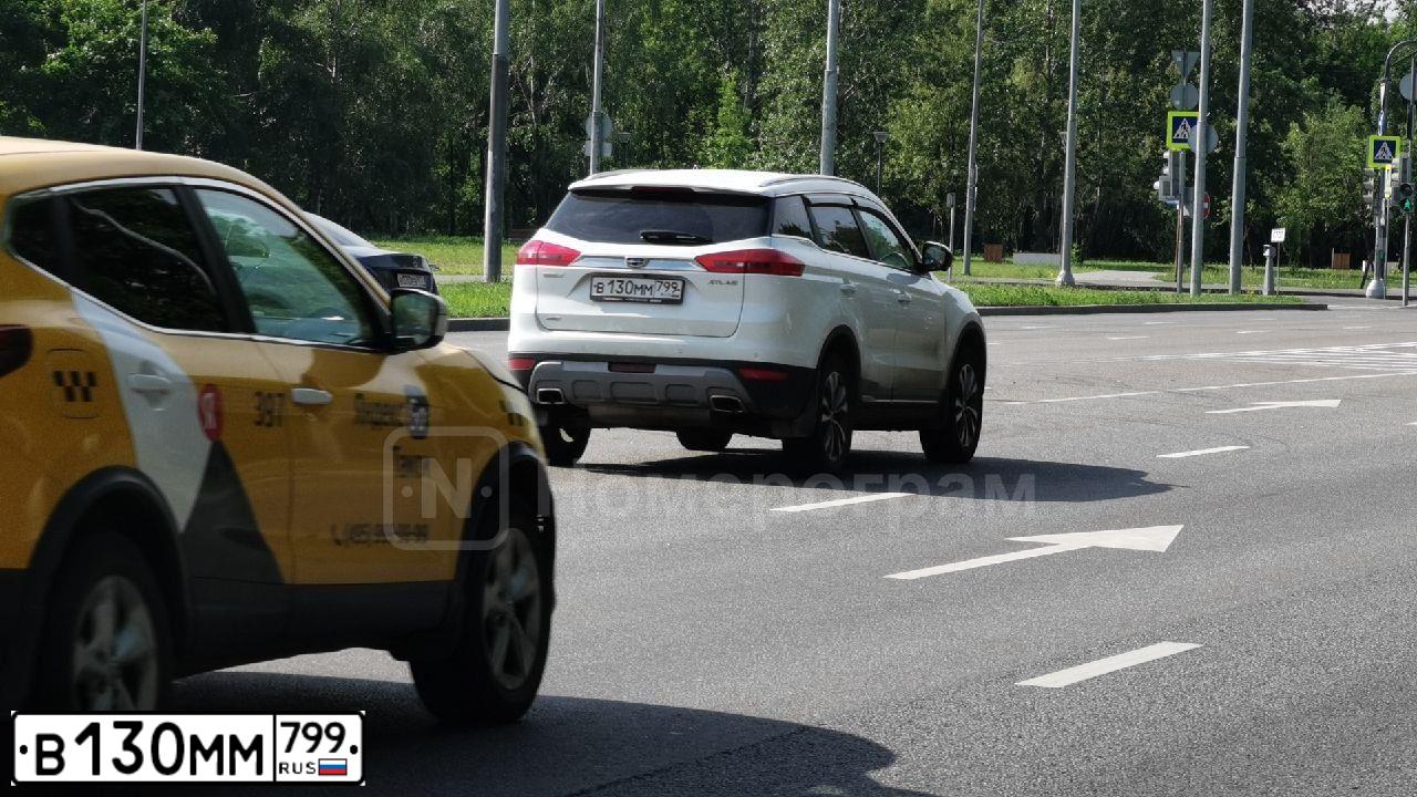 Фото автомобиля GEELY ATLAS, 2021 — госномер А382ЕН550. Цвет: Белый