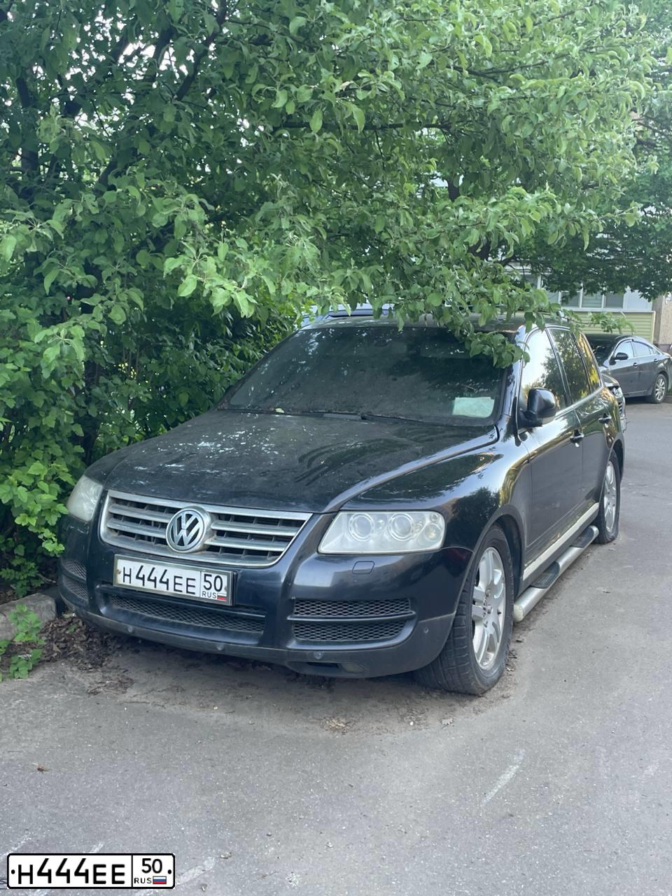 Фото автомобиля VOLKSWAGEN TOUAREG, 2003 — госномер В228КМ550. Цвет: ЧЕРНЫЙ