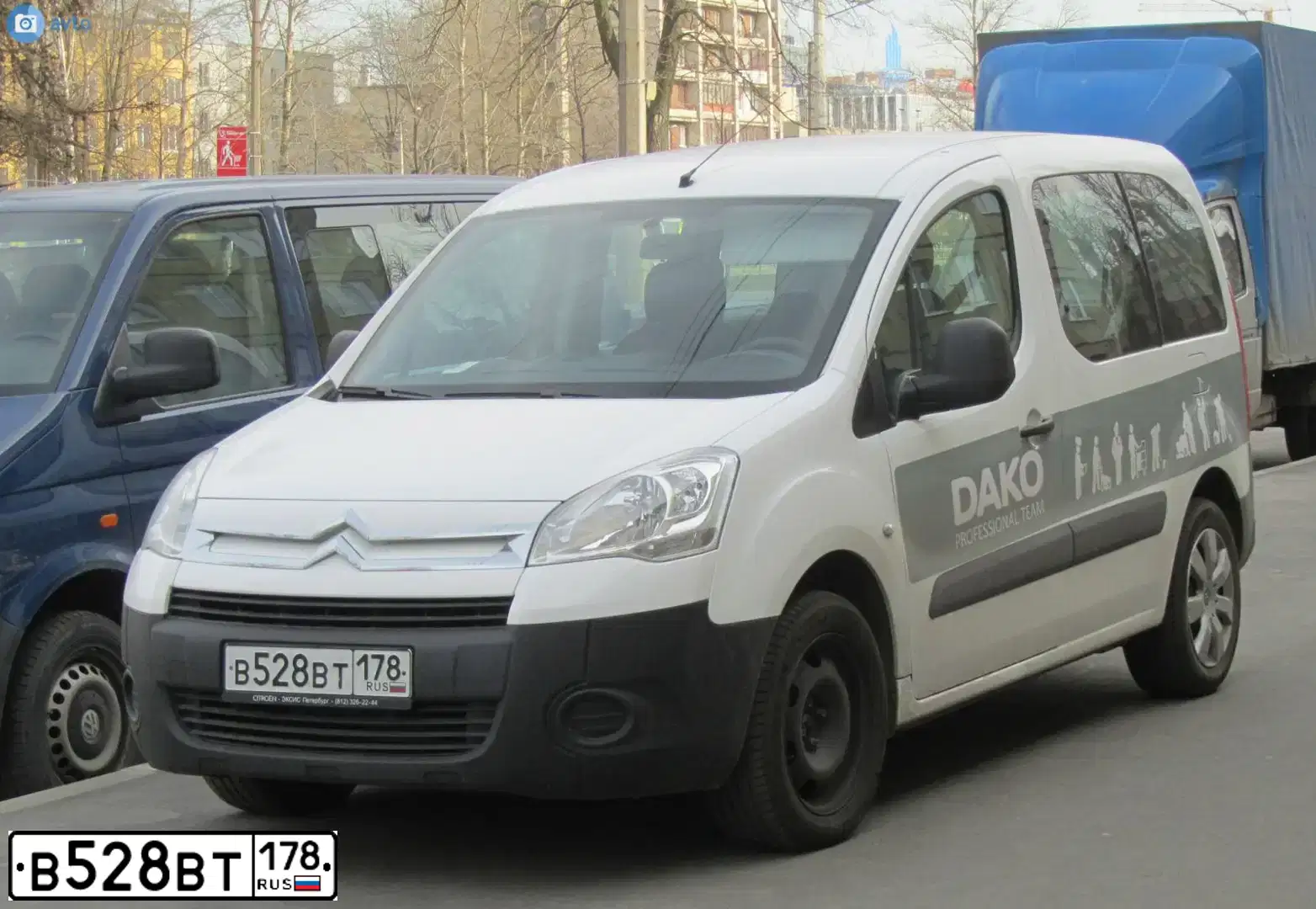 Фото автомобиля CITROEN BERLINGO, 2011 — госномер Р936ТХ750. Цвет: Белый