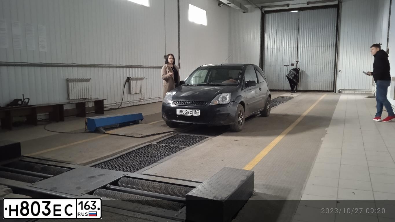 Фото автомобиля FORD FIESTA, 2006 — госномер Е726АС156. Цвет: ЧЕРНЫЙ