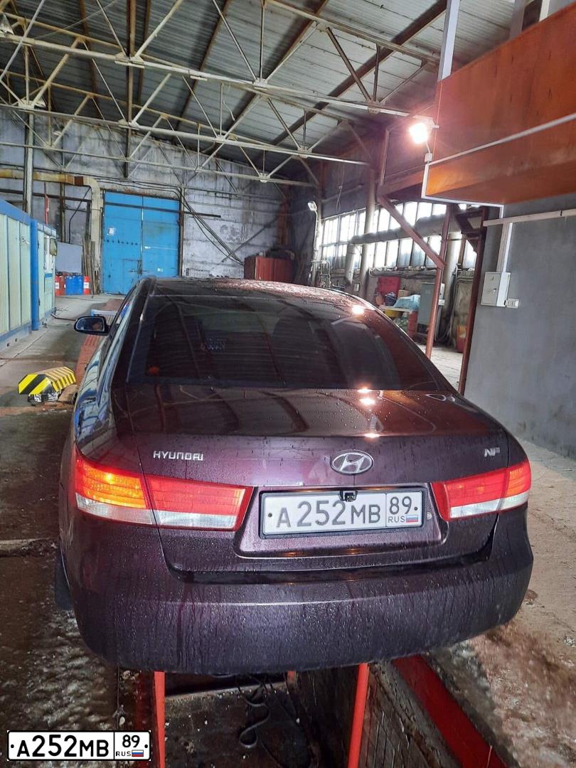 Фото автомобиля HYUNDAI SONATA, 2007 — госномер А252МВ89. Цвет: ТЕМНО-КРАСНЫЙ
