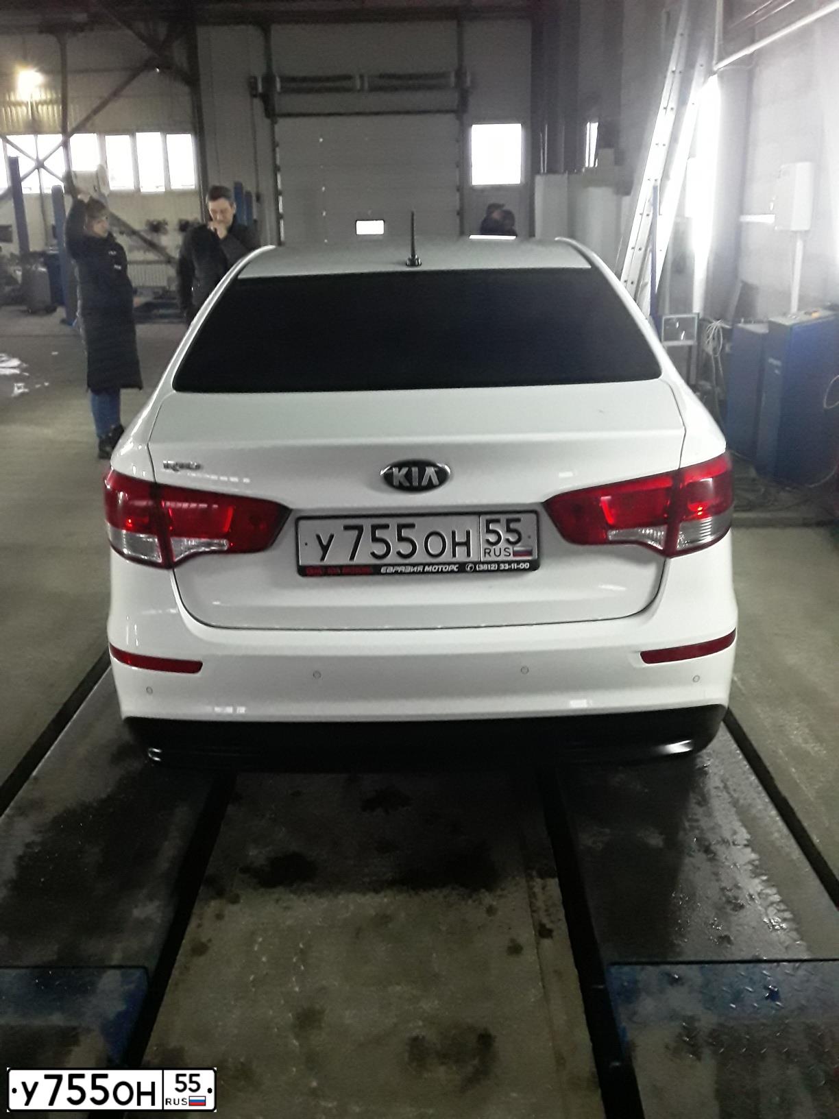 Фото автомобиля KIA RIO, 2016 — госномер У755ОН55. Цвет: Белый