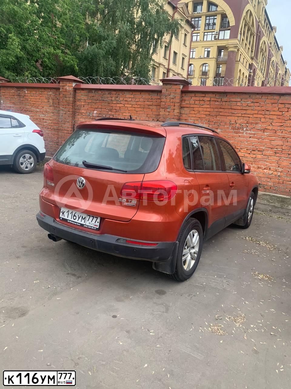 Фото автомобиля VOLKSWAGEN TIGUAN, 2016 — госномер К116УМ777. Цвет: ОРАНЖЕВО-КРАСНЫЙ