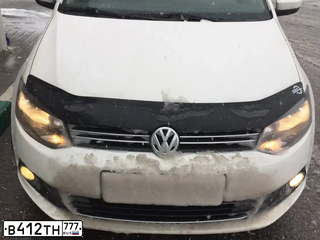Фото автомобиля VOLKSWAGEN POLO, 2011 — госномер Е224НЕ197. Цвет: Белый