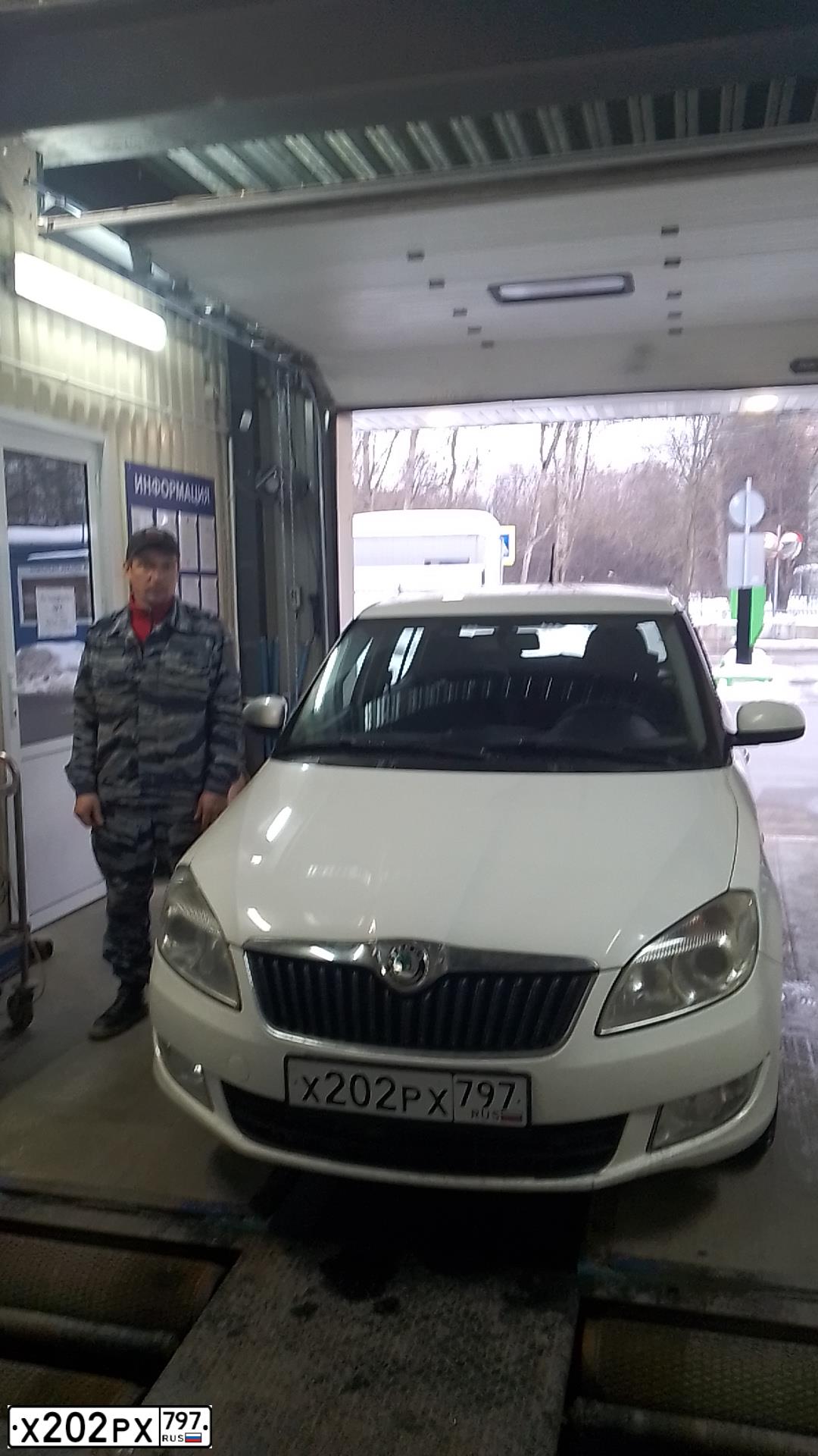 Фото автомобиля SKODA FABIA, 2012 — госномер А942МР190. Цвет: Белый