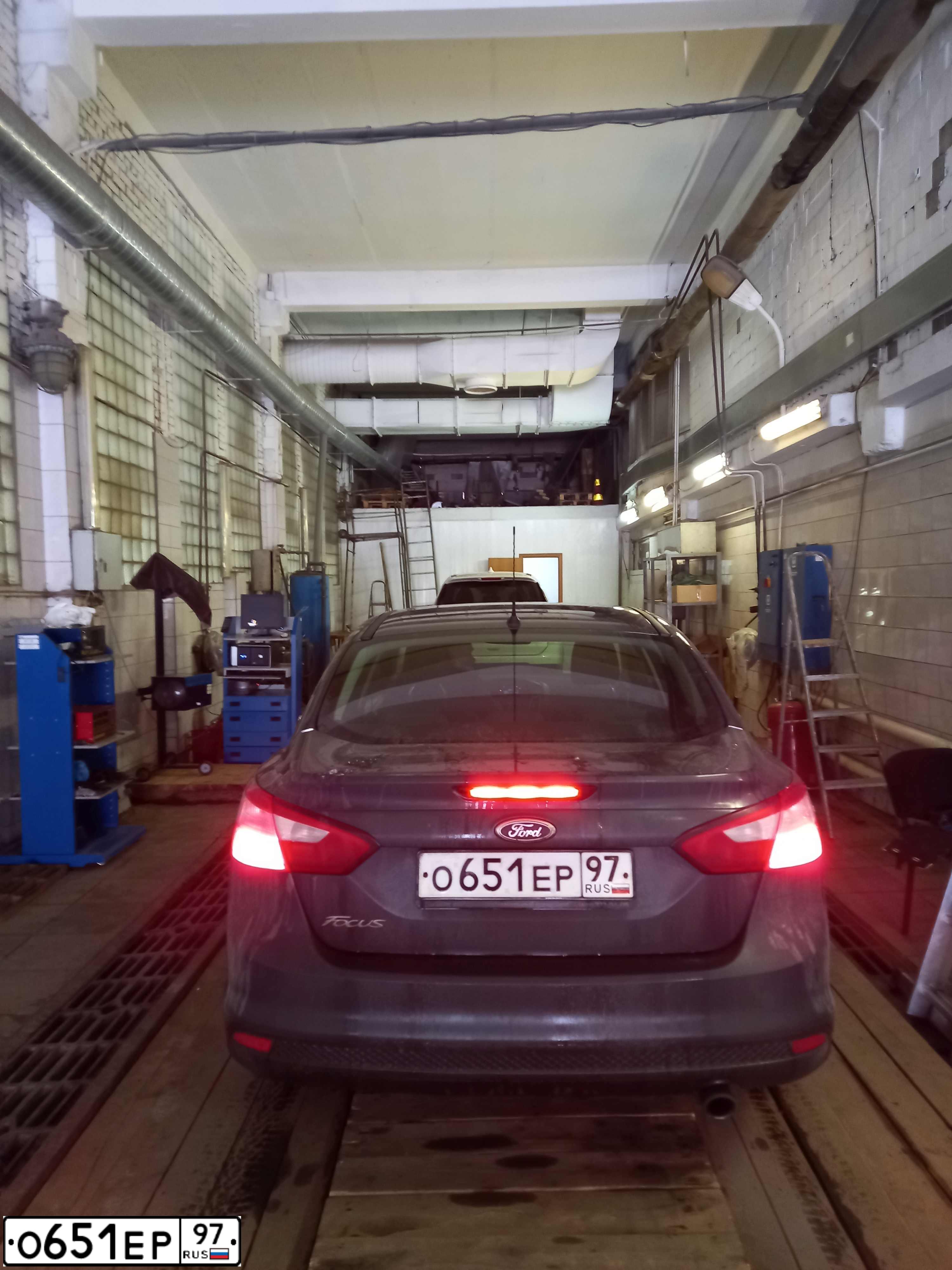 Фото автомобиля FORD FOCUS, 2013 — госномер О651ЕР97. Цвет: СЕРЫЙ ТЕМНЫЙ