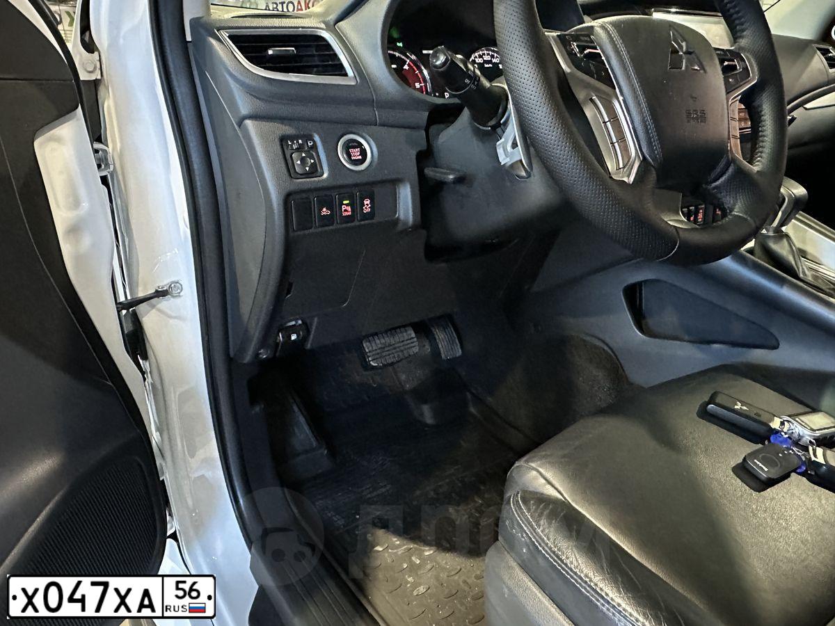Фото автомобиля MITSUBISHI PAJERO SPORT, 2018 — госномер Х047ХА56. Цвет: Белый