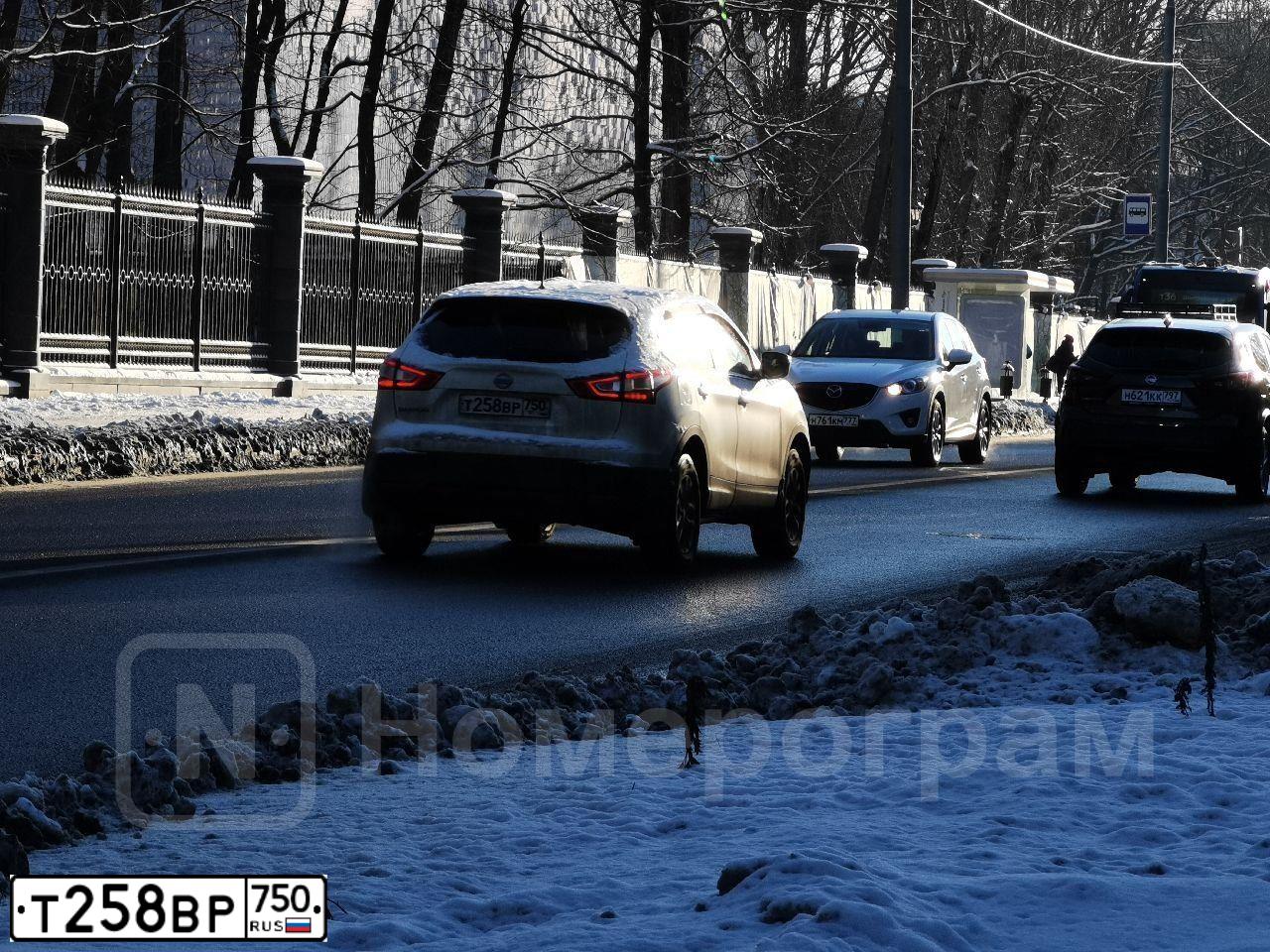 Фото автомобиля NISSAN QASHQAI, 2014 — госномер Т258ВР750. Цвет: Белый