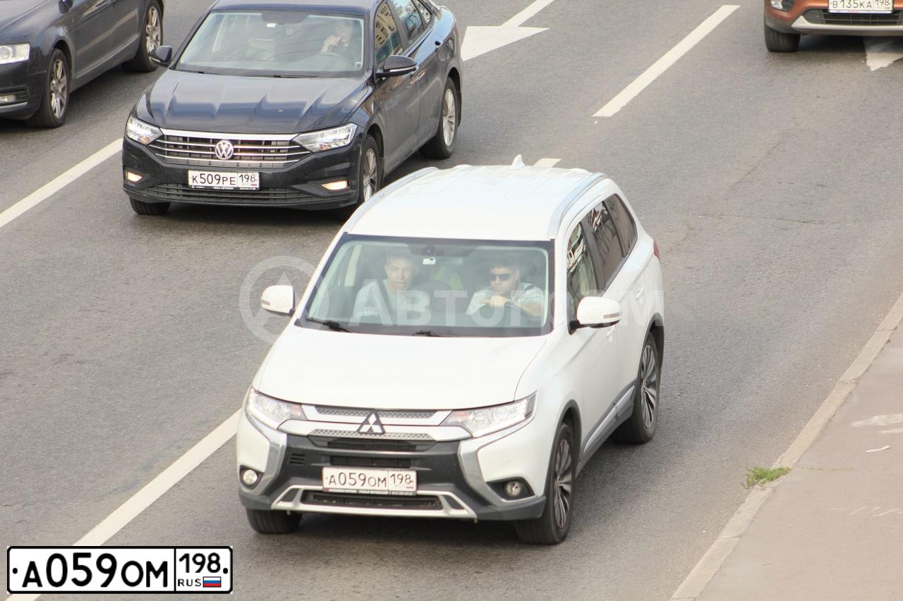 Фото автомобиля MITSUBISHI OUTLANDER, 2018 — госномер Е742ВА198. Цвет: БЕЛЫЙ