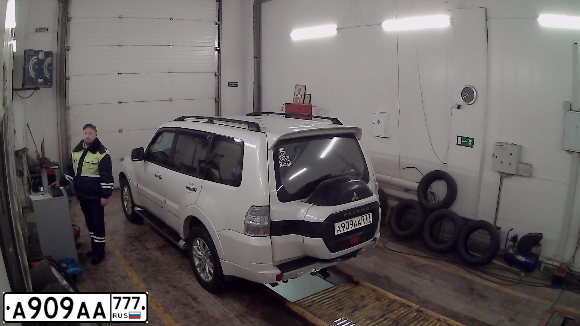 Фото автомобиля TOYOTA LANDCRUISER 200, 2010 — госномер С030ОУ799. Цвет: СЕРЫЙ