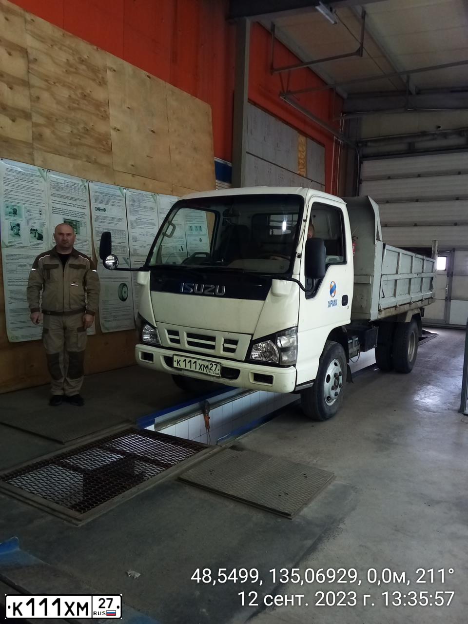 Фото автомобиля ISUZU NKR, 2007 — госномер К111ХМ27. Цвет: Белый