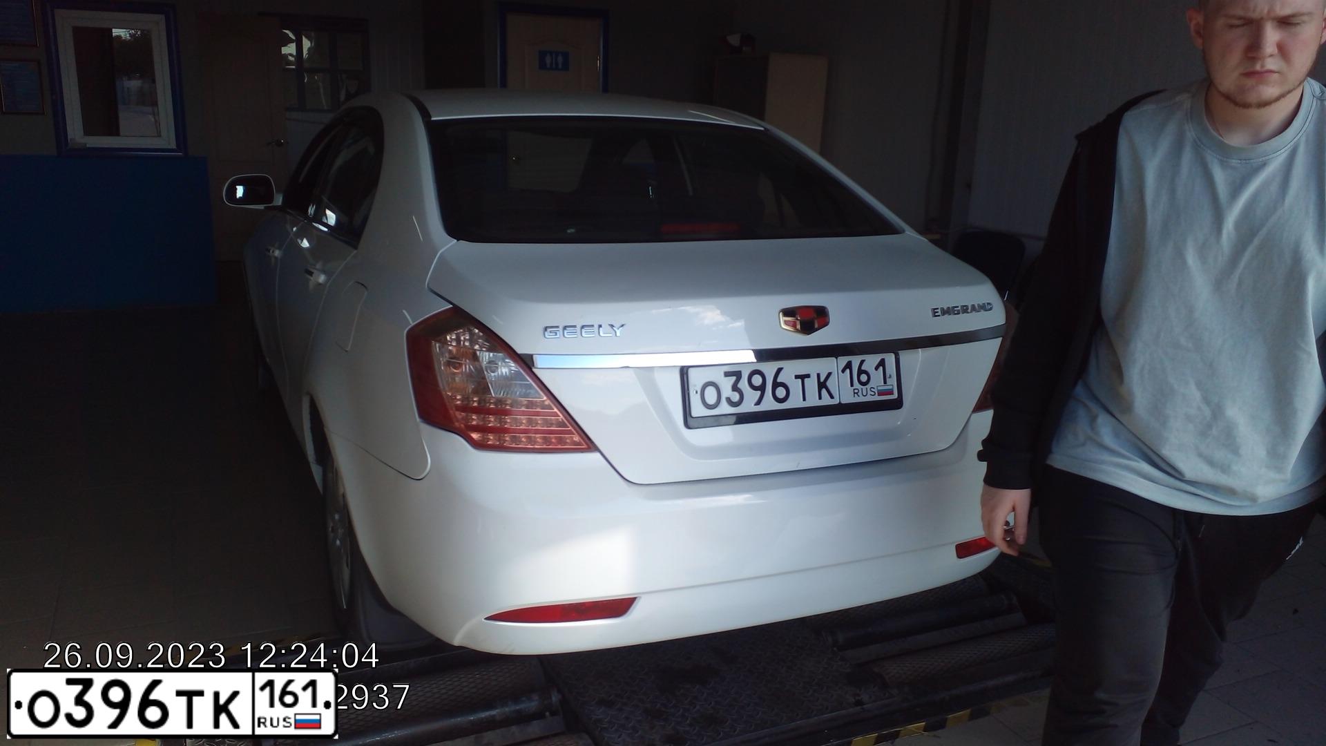 Фото автомобиля GEELY EMGRAND, 2013 — госномер М142ВР180. Цвет: Белый