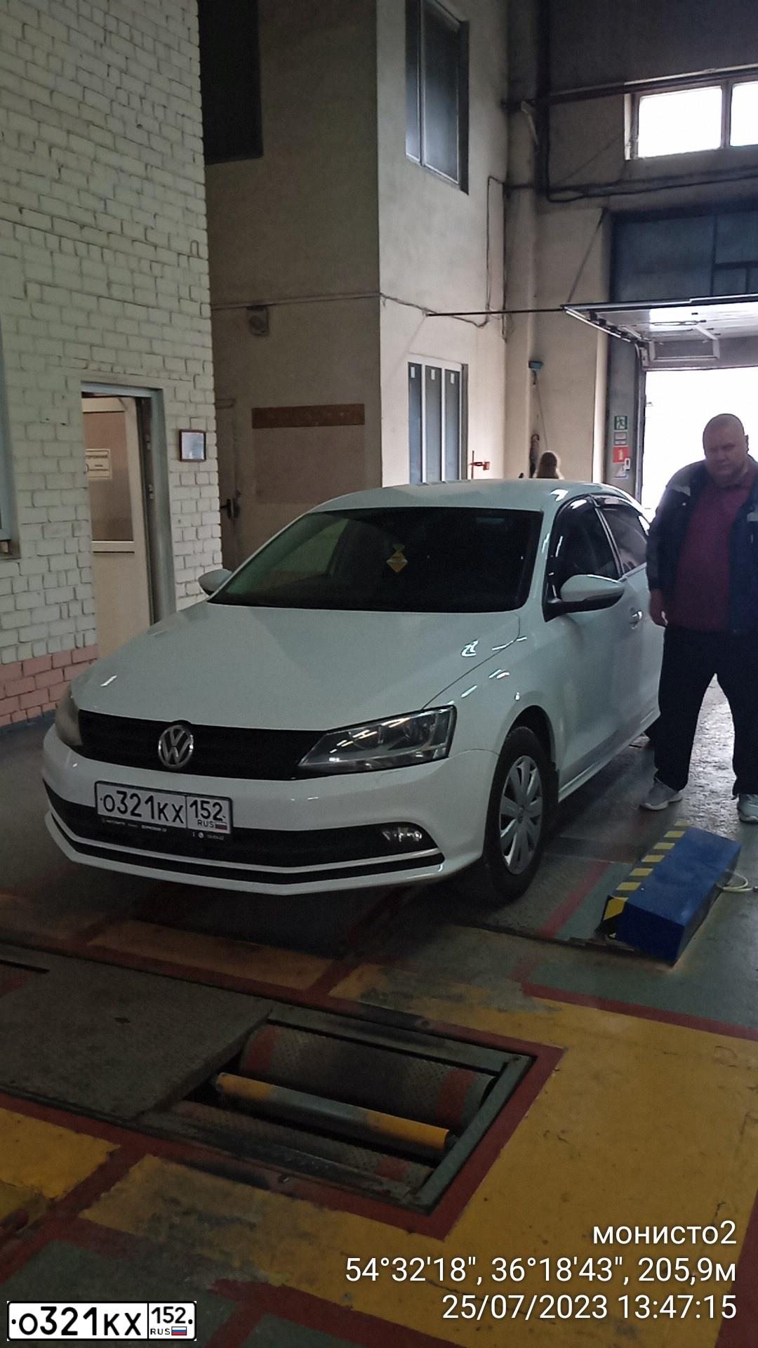 Фото автомобиля VOLKSWAGEN JETTA, 2017 — госномер Р550ХХ40. Цвет: Белый