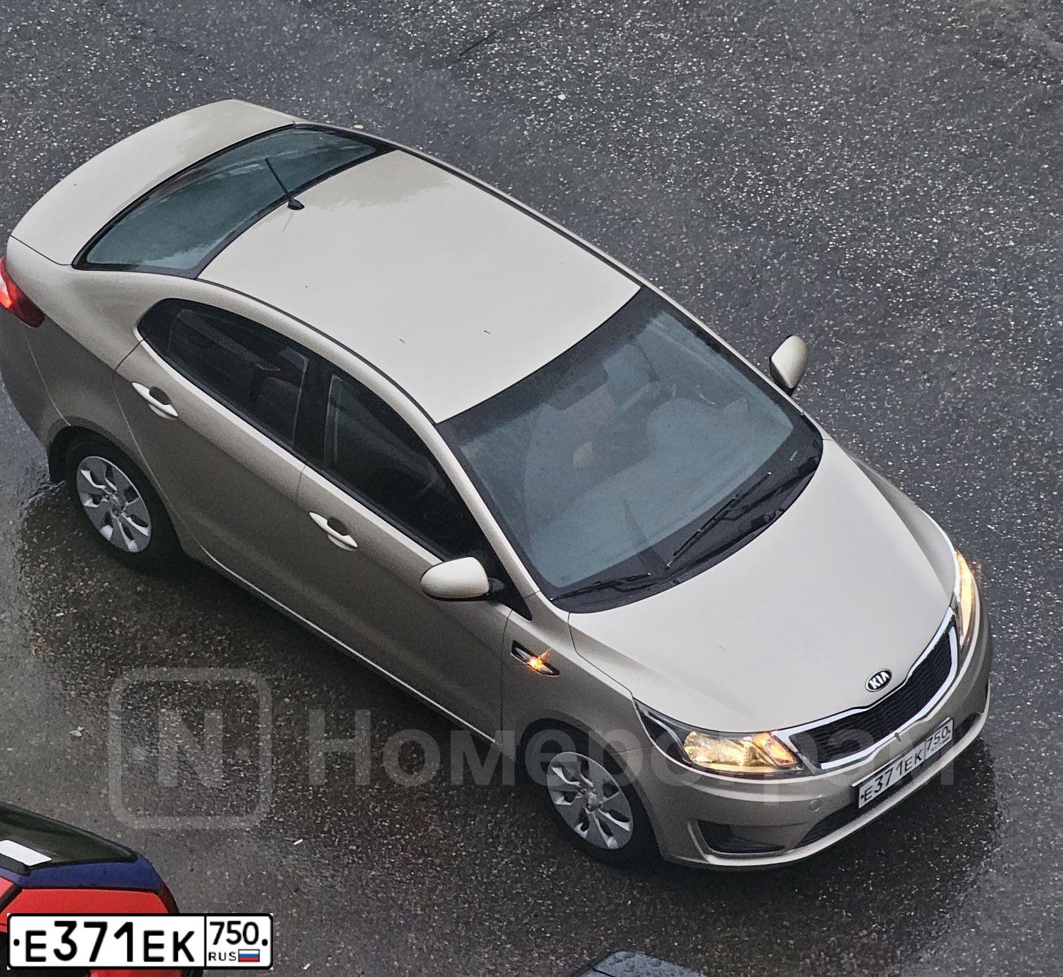 Фото автомобиля KIA RIO, 2013 — госномер Е371ЕК750. Цвет: БЕЖЕВЫЙ