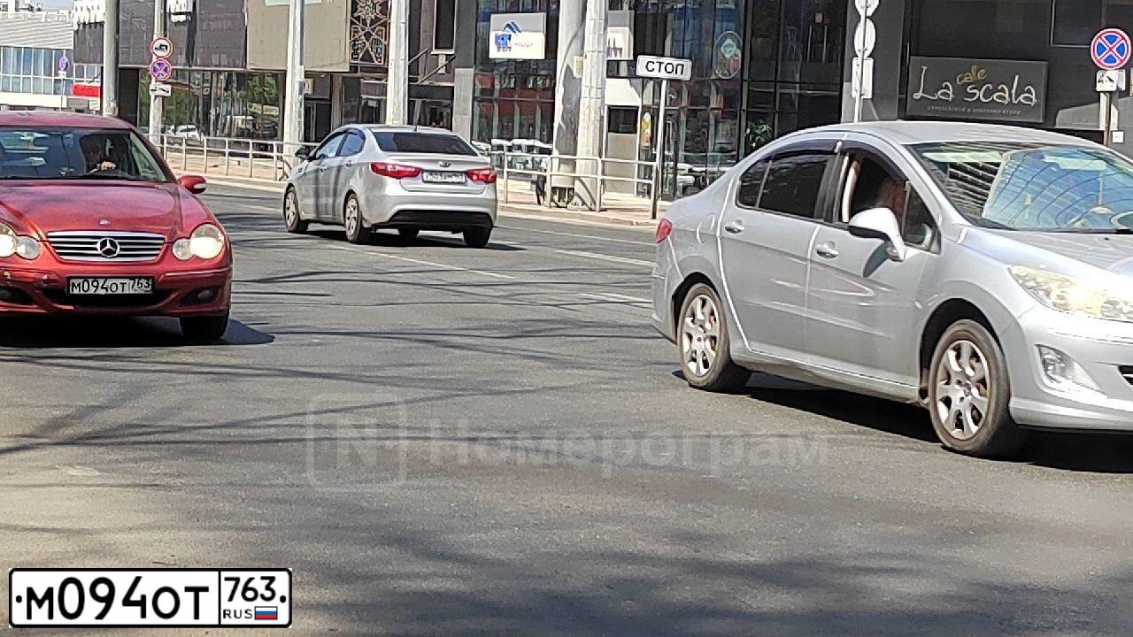 Фото автомобиля MERCEDES C-KLASSE, 2006 — госномер М094ОТ763. Цвет: КРАСНО-ОРАНЖЕВЫЙ