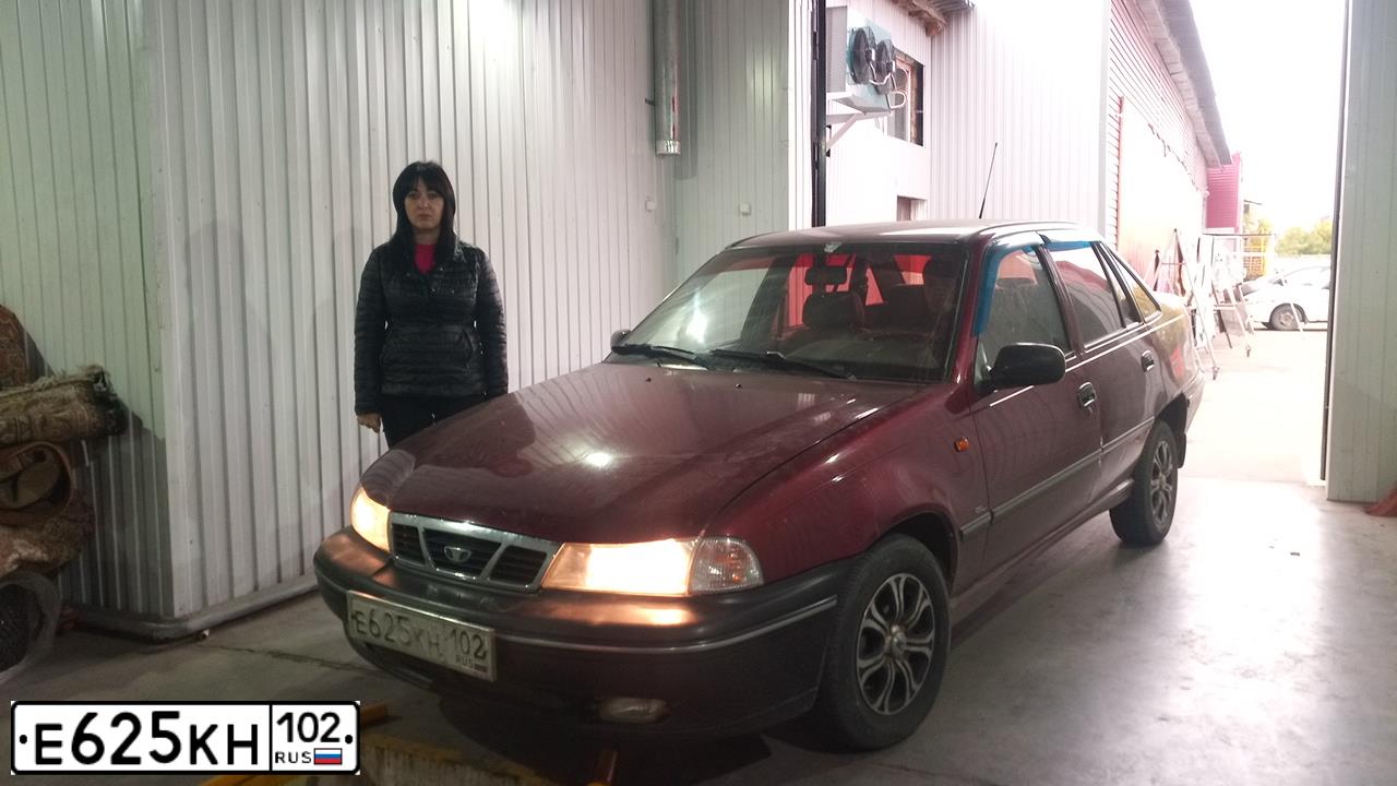 Фото автомобиля DAEWOO NEXIA, 2007 — госномер Р325КТ774. Цвет: БОРДОВЫЙ