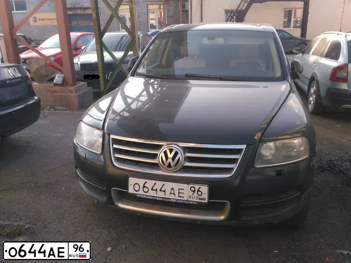 Фото автомобиля VOLKSWAGEN TOUAREG, 2005 — госномер С551АЕ180. Цвет: Темно-зеленый
