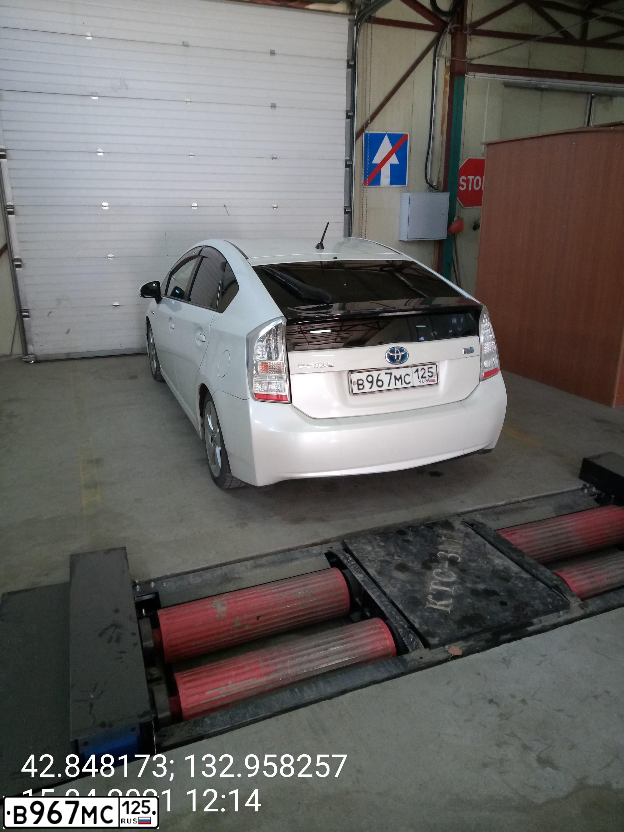 Фото автомобиля TOYOTA PRIUS, 2010 — госномер В967МС125