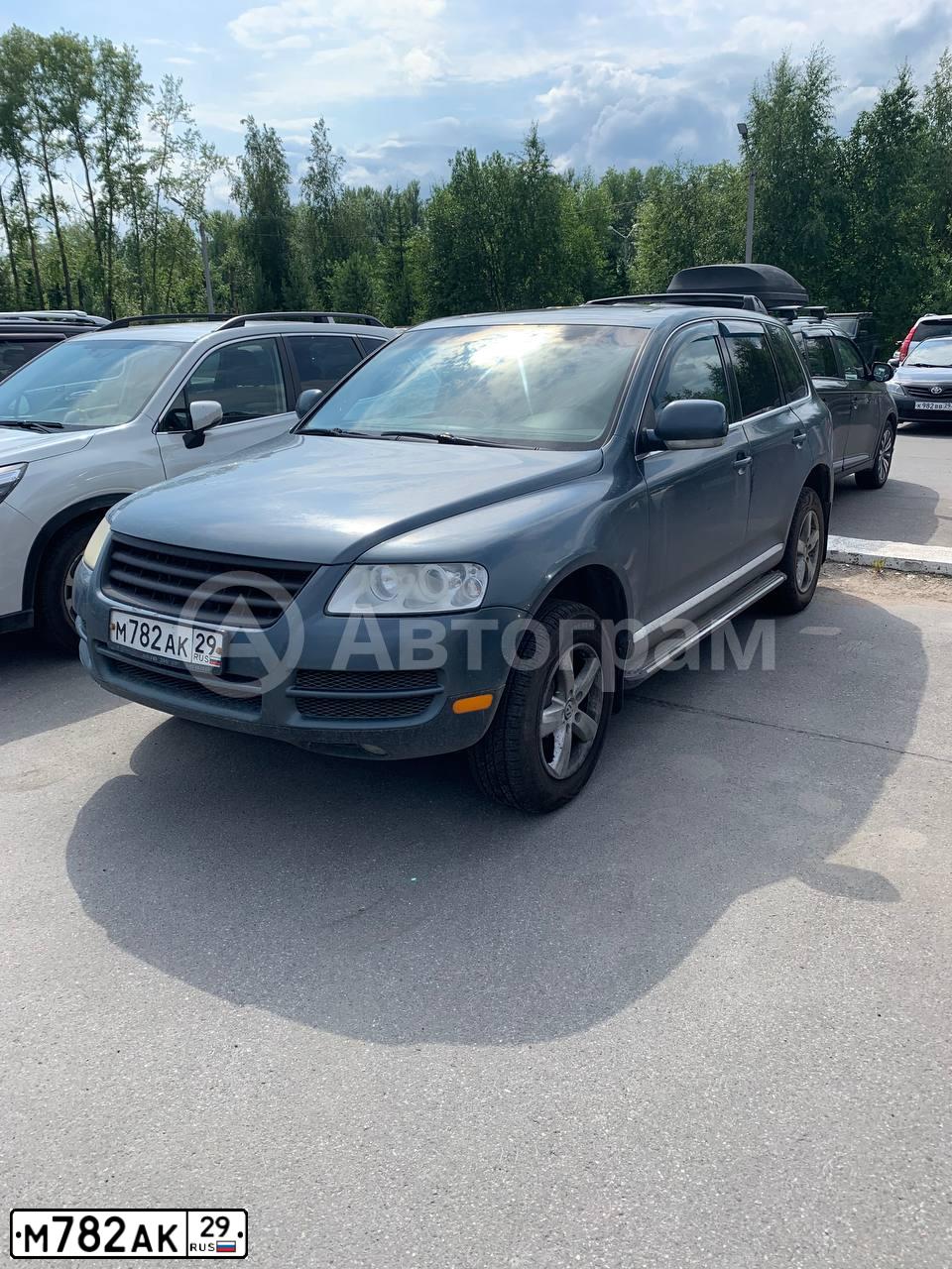 Фото автомобиля VOLKSWAGEN TOUAREG, 2003 — госномер С151СС29. Цвет: Серый