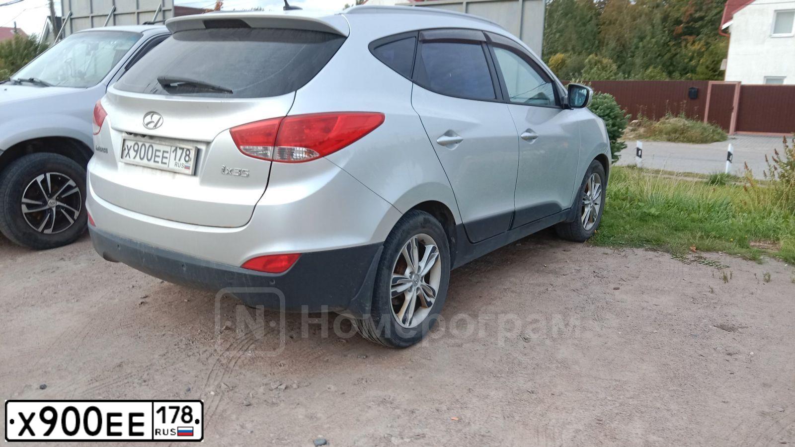 Фото автомобиля HYUNDAI IX35, 2012 — госномер Х900ЕЕ178. Цвет: серебристый