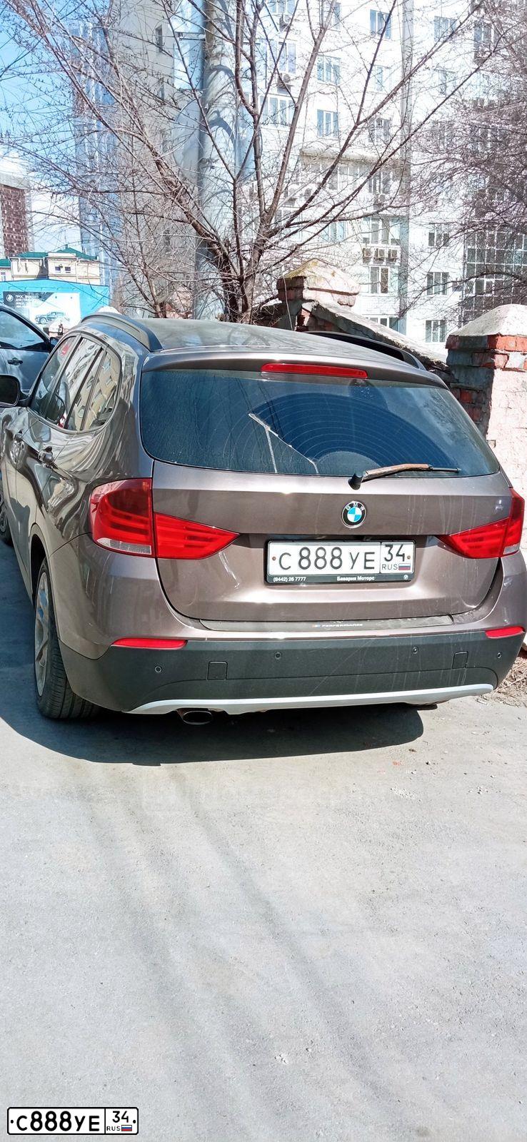 Фото автомобиля BMW X1, 2012 — госномер С888УЕ34. Цвет: Коричневый