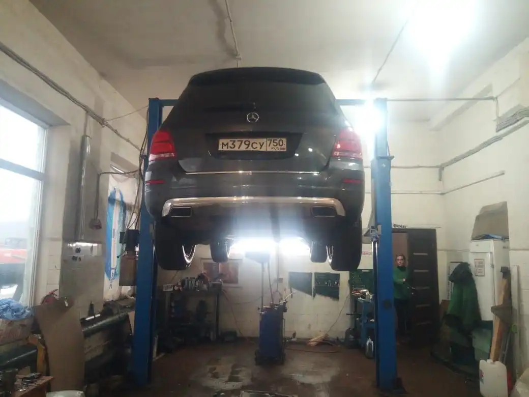 Фото автомобиля MERCEDES C-KLASSE, 2013 — госномер Р953КМ799. Цвет: Серый