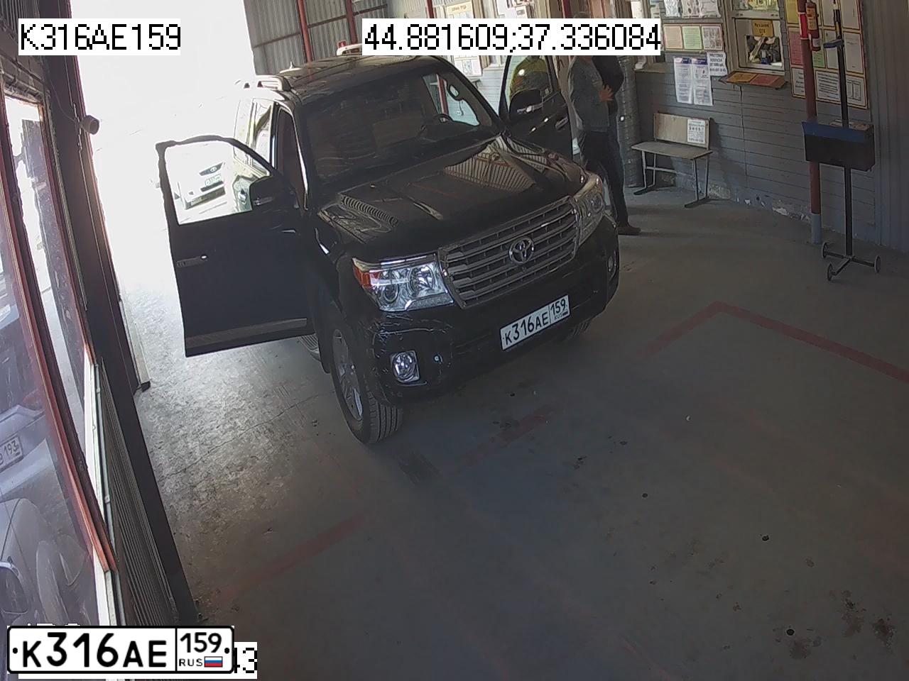 Фото автомобиля TOYOTA LANDCRUISER 200, 2014 — госномер К316АЕ159. Цвет: ЧЕРНЫЙ