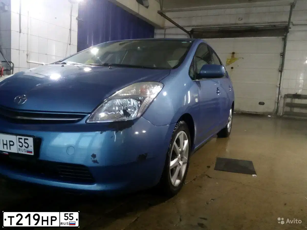 Фото автомобиля TOYOTA PRIUS, 2008 — госномер Р589РВ124. Цвет: голубой