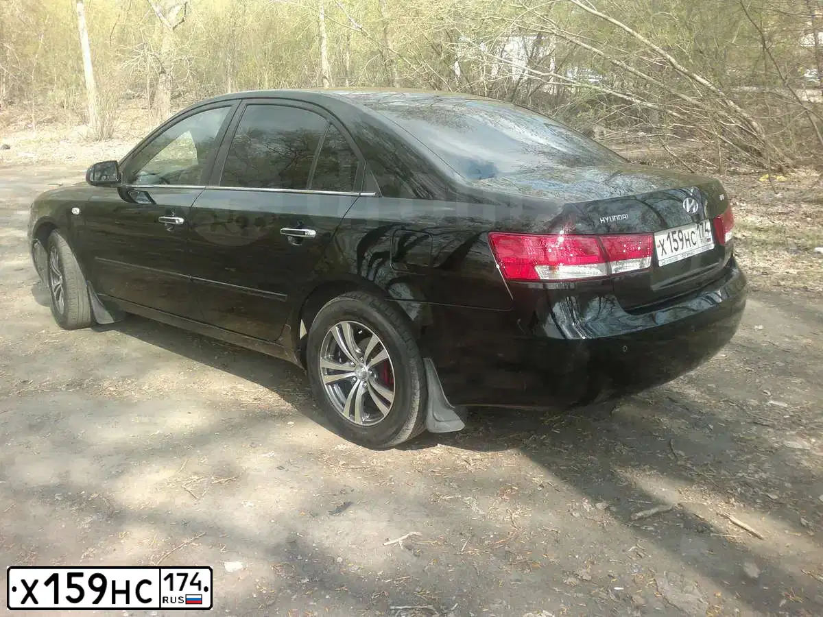 Фото автомобиля HYUNDAI SONATA, 2005 — госномер Х159НС174. Цвет: ЧЕРНЫЙ