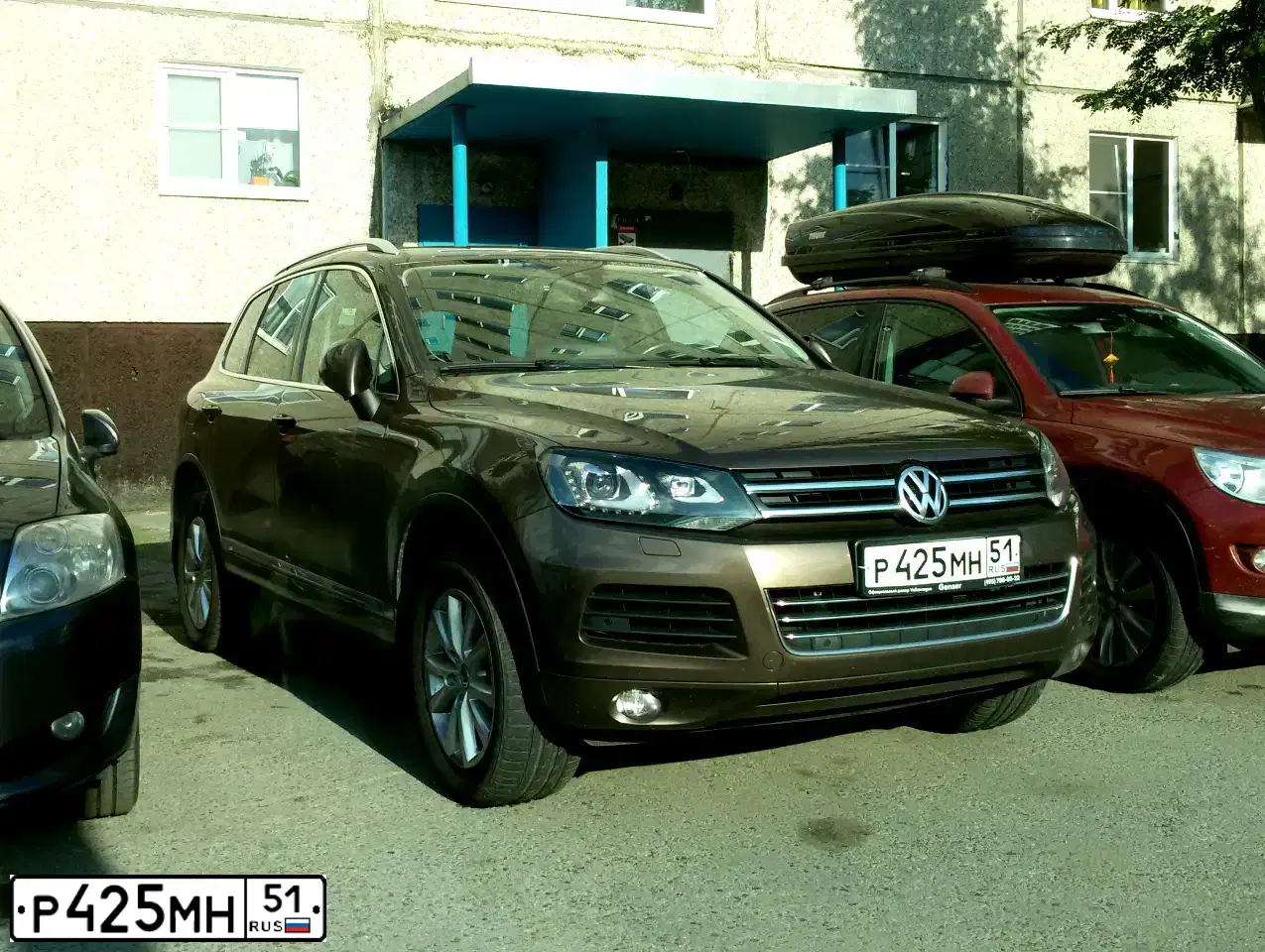 Фото автомобиля VOLKSWAGEN TOUAREG, 2013 — госномер К829КС35. Цвет: Коричневый