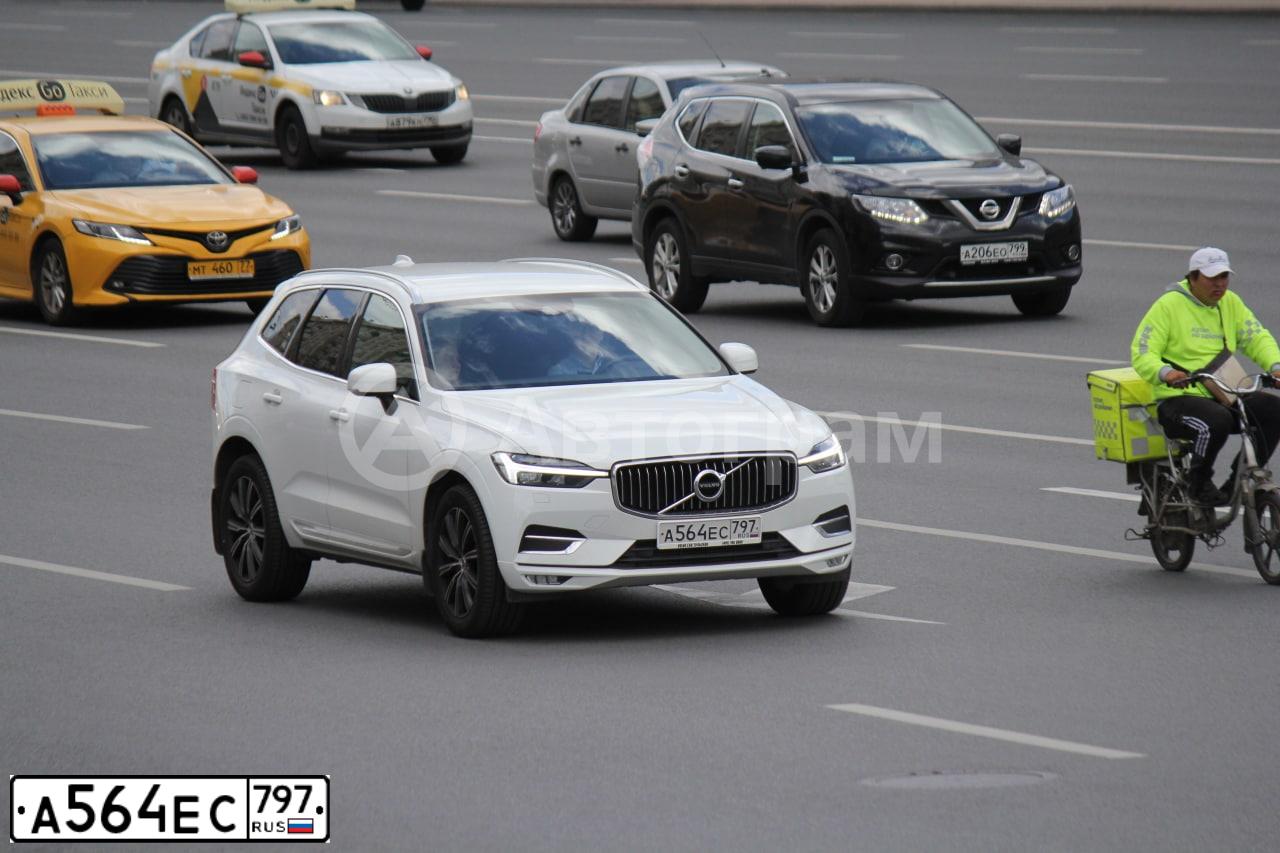 Фото автомобиля VOLVO ВОЛЬВО XC60 UZ08АС, 2021 — госномер А564ЕС797. Цвет: Белый