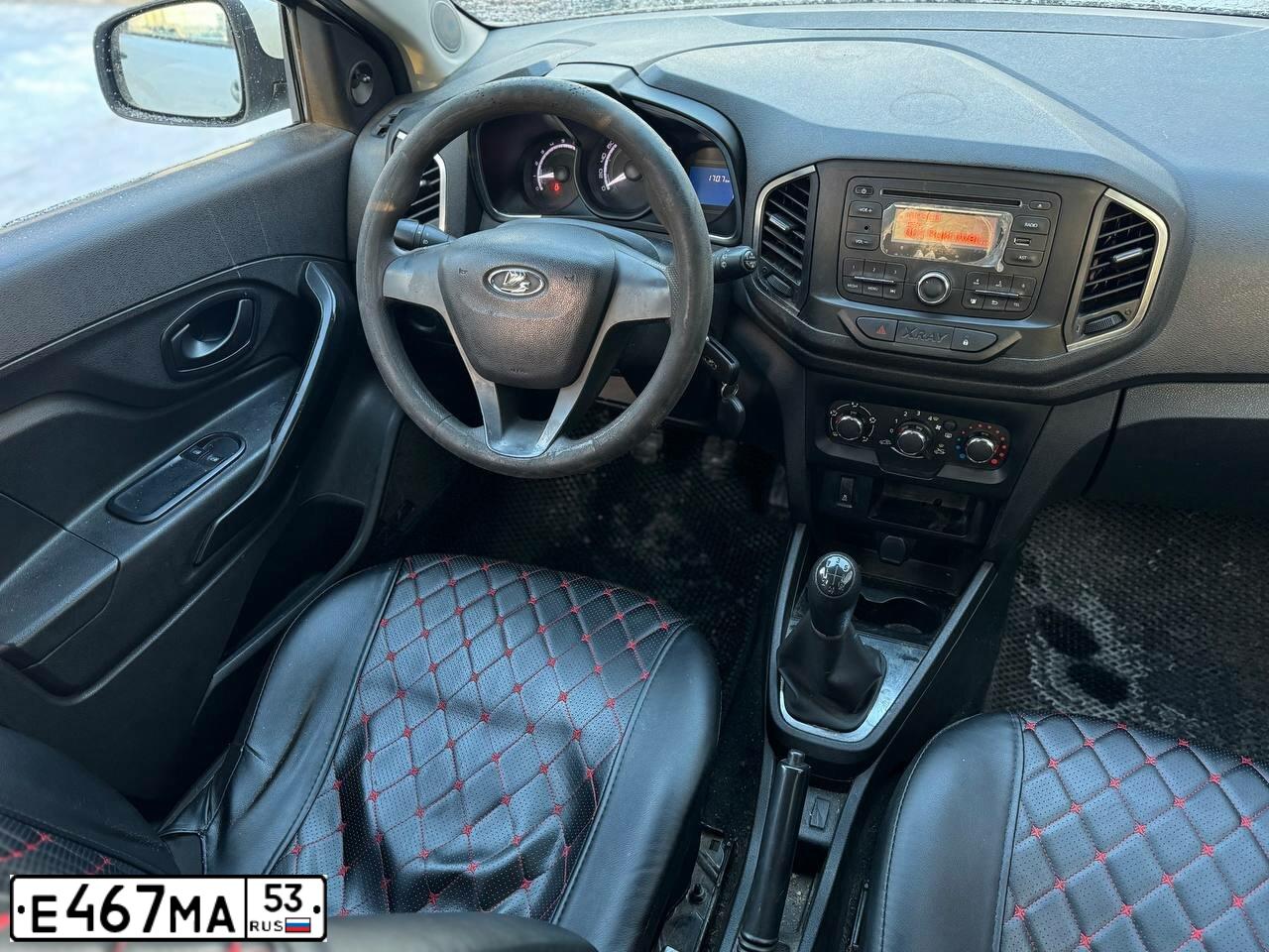 Фото автомобиля LADA XRAY, 2017 — госномер Е467МА53. Цвет: БЕЛЫЙ