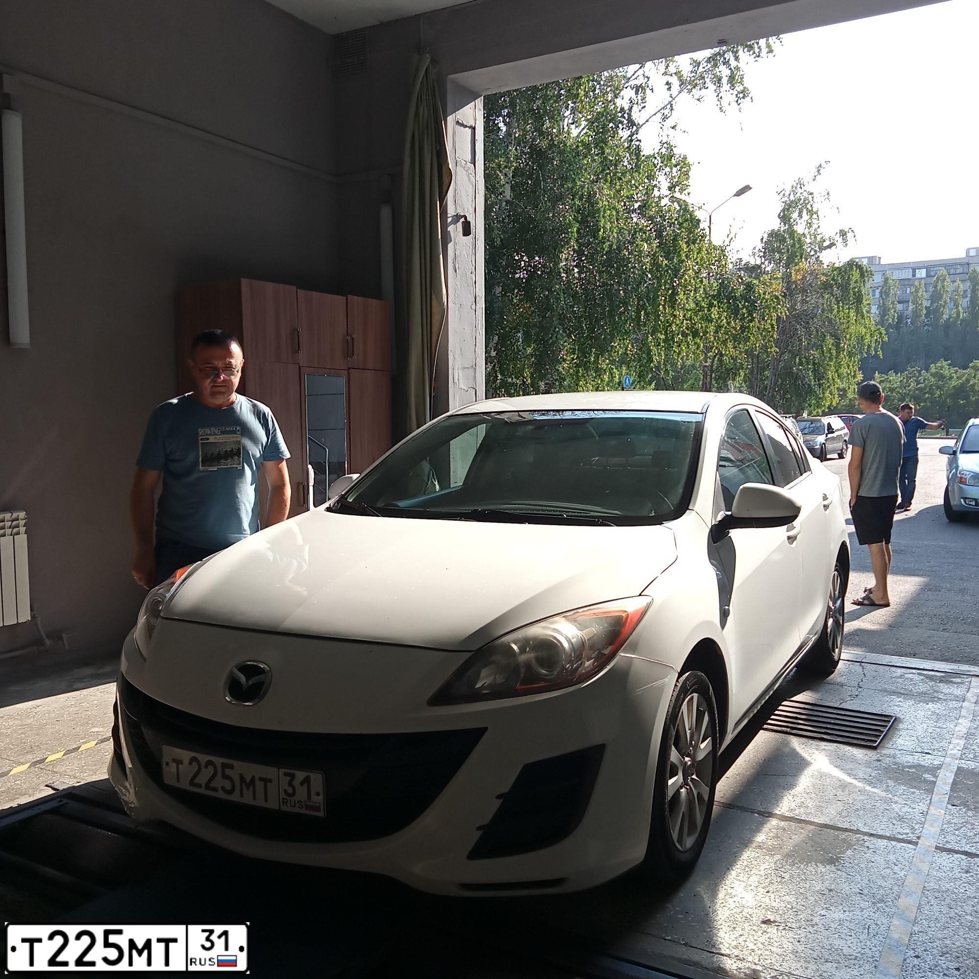 Фото автомобиля MAZDA 3, 2011 — госномер Т227МР31. Цвет: Белый