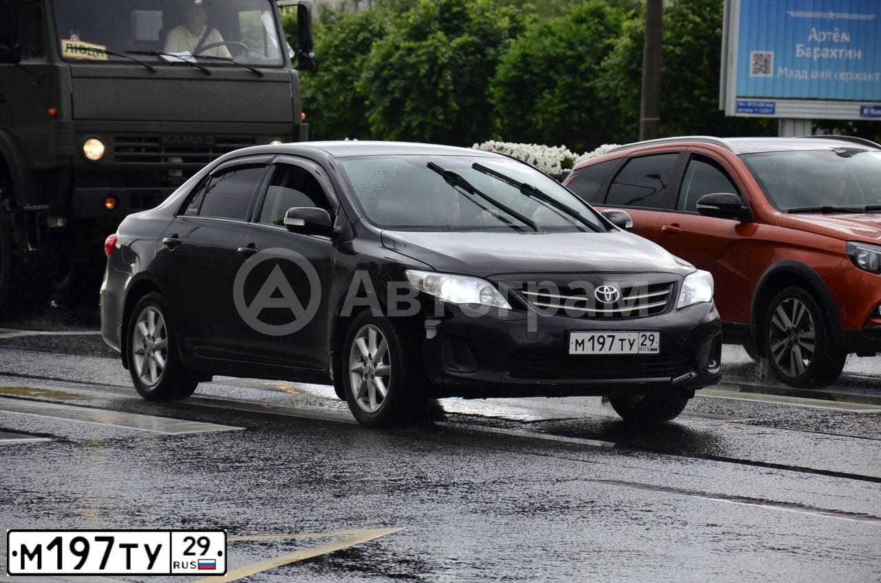Фото автомобиля TOYOTA COROLLA, 2012 — госномер М197ТУ29. Цвет: ЧЕРНЫЙ