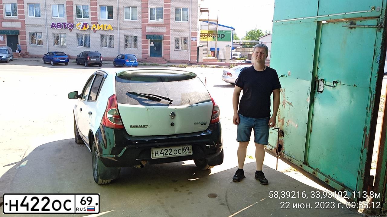 Фото автомобиля RENAULT SANDERO, 2011 — госномер К435ВТ53. Цвет: Белый
