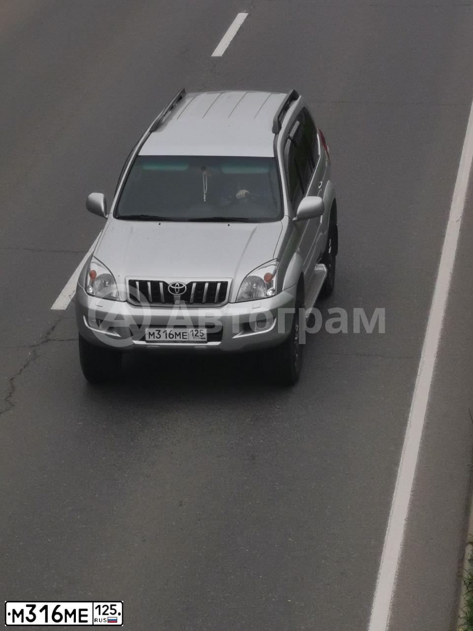Фото автомобиля TOYOTA LANDCRUISER, 2004 — госномер М636АЕ197. Цвет: Серебристый
