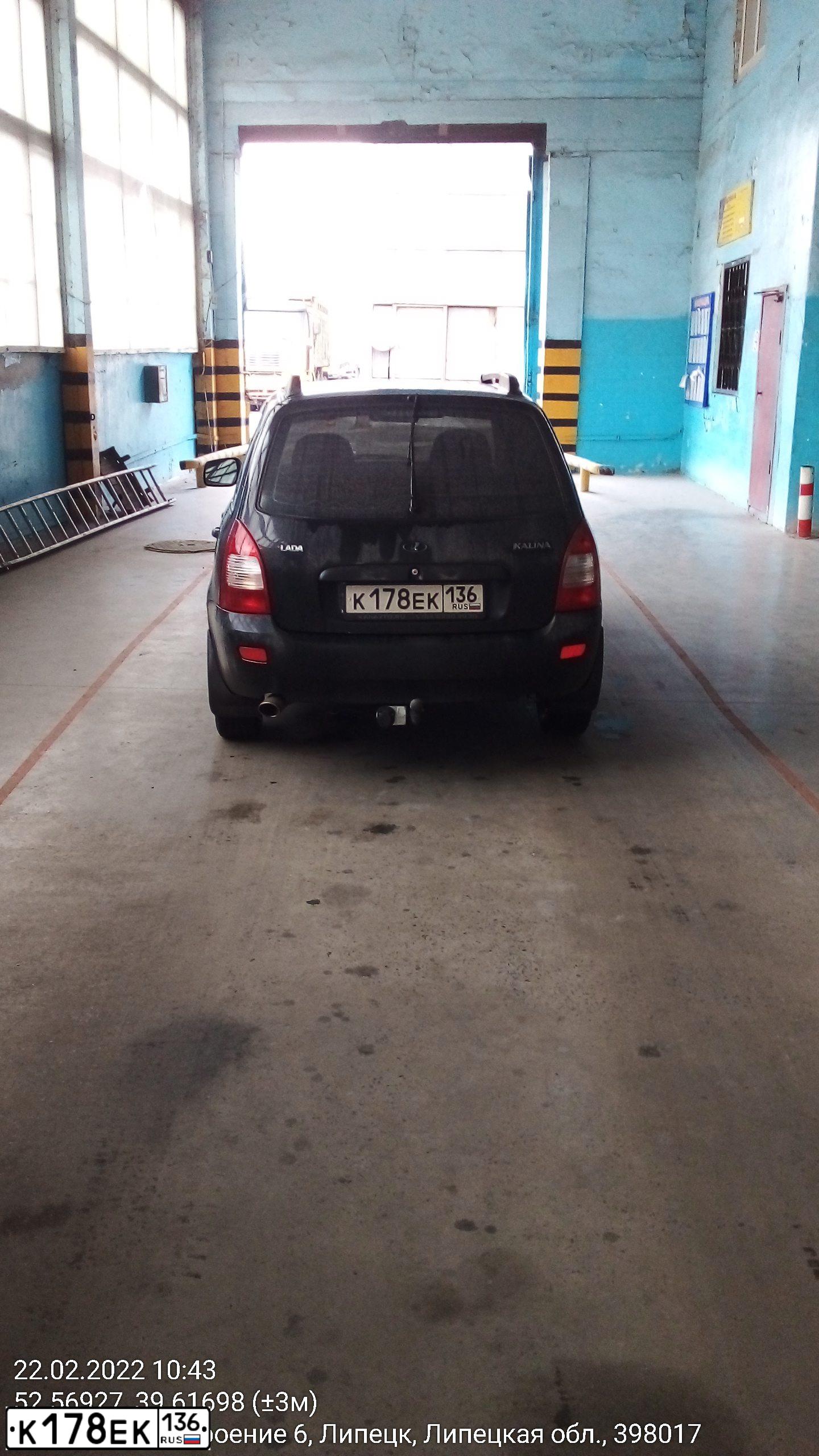 Фото автомобиля LADA 1117 KALINA, 2012 — госномер У835СЕ48. Цвет: Сине-Черный