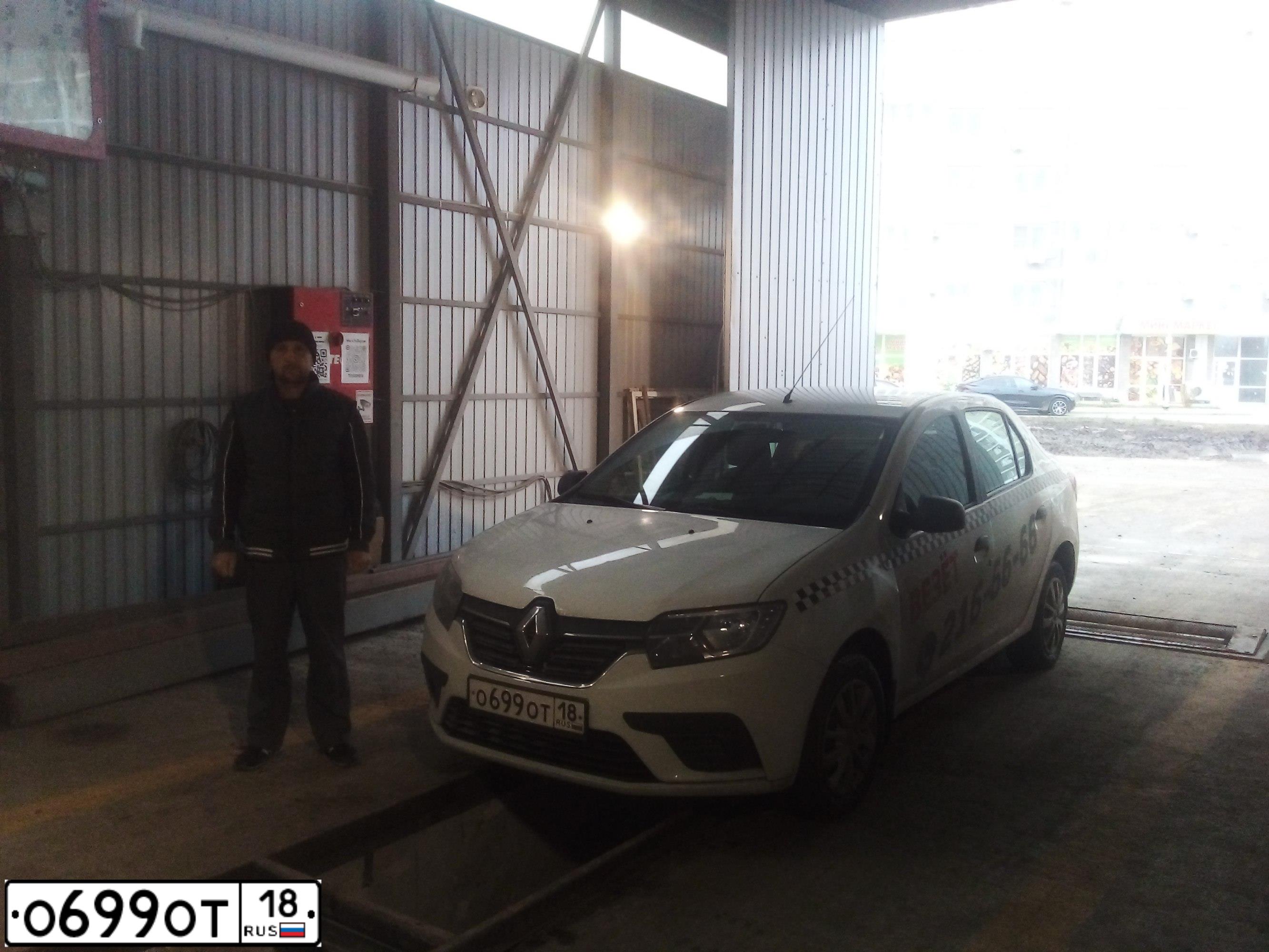 Фото автомобиля RENAULT LOGAN, 2020 — госномер О699ОТ18. Цвет: Белый