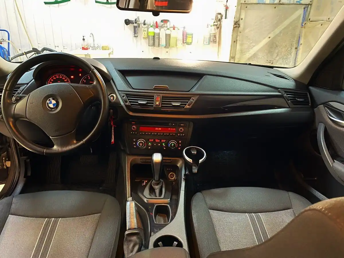 Фото автомобиля BMW X1, 2011 — госномер А929ВН190. Цвет: Коричневый