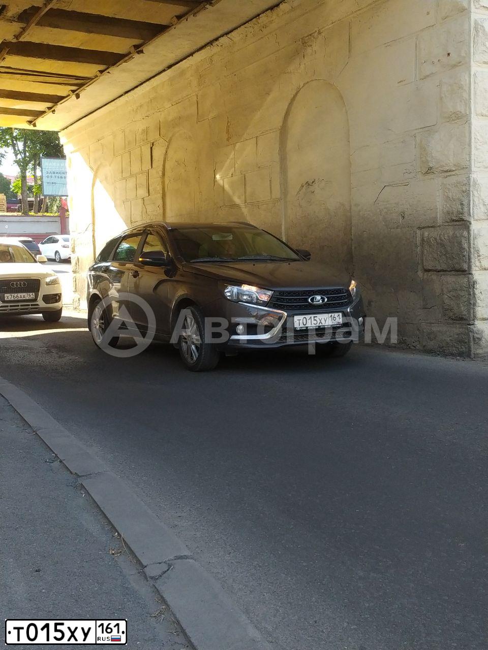 Фото автомобиля LADA VESTA, 2017 — госномер Т015ХУ161. Цвет: Коричневый