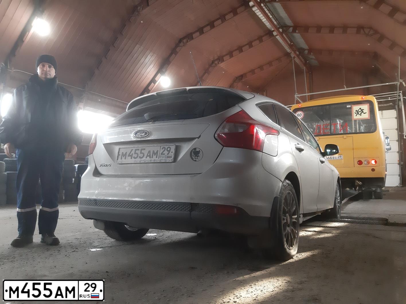 Фото автомобиля FORD FOCUS, 2013 — госномер М455АМ29. Цвет: Серебристый