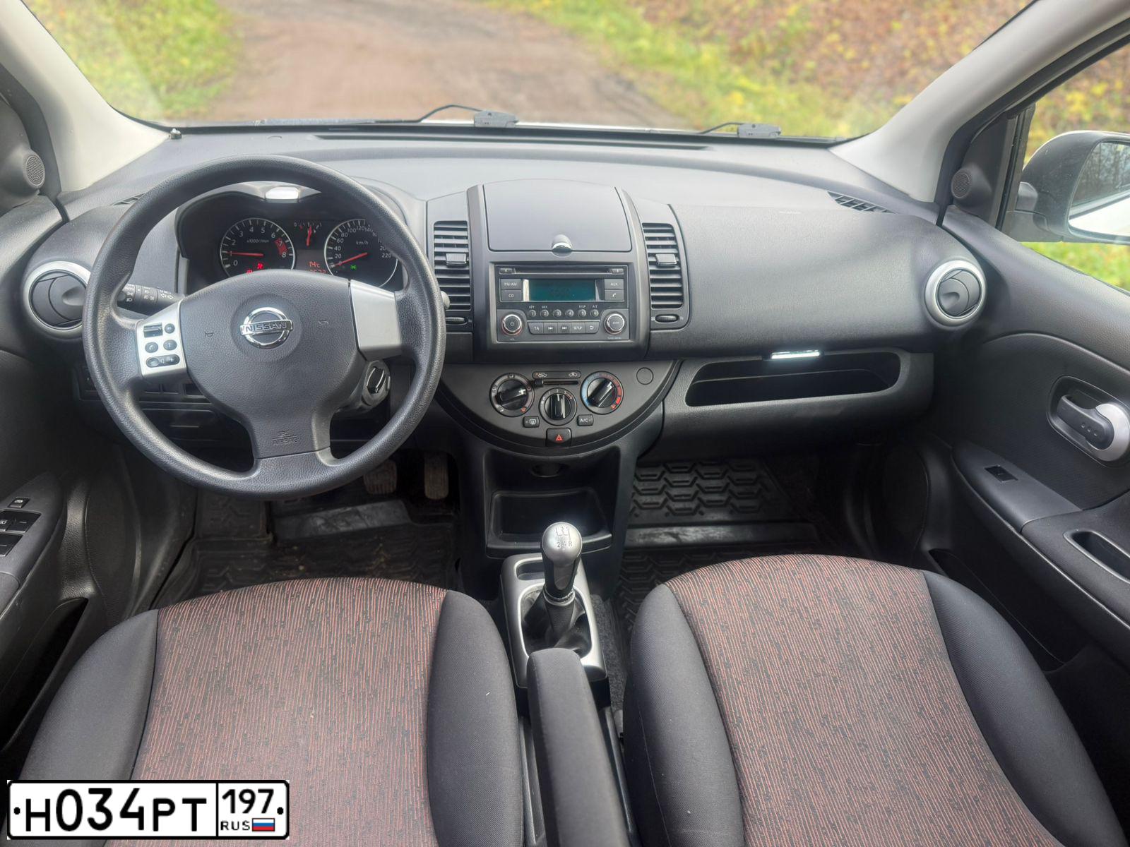 Фото автомобиля NISSAN NOTE, 2011 — госномер Н034РТ197. Цвет: Белый