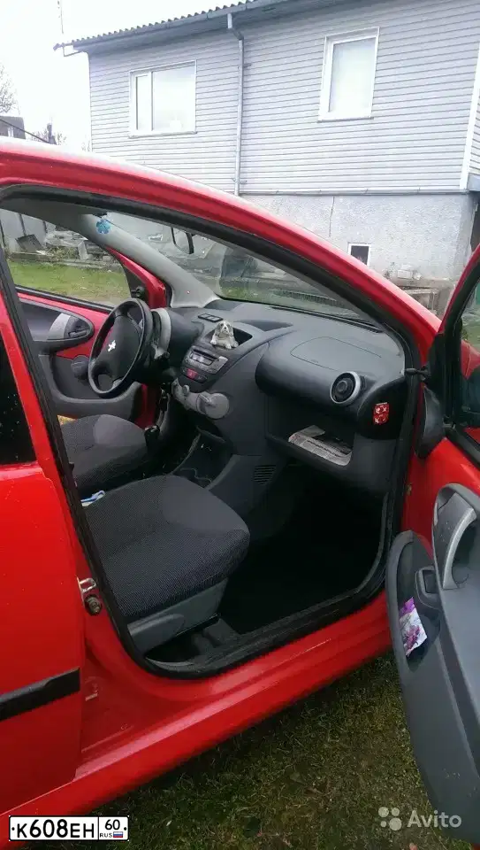Фото автомобиля PEUGEOT 107, 2008 — госномер К608ЕН60. Цвет: Красный