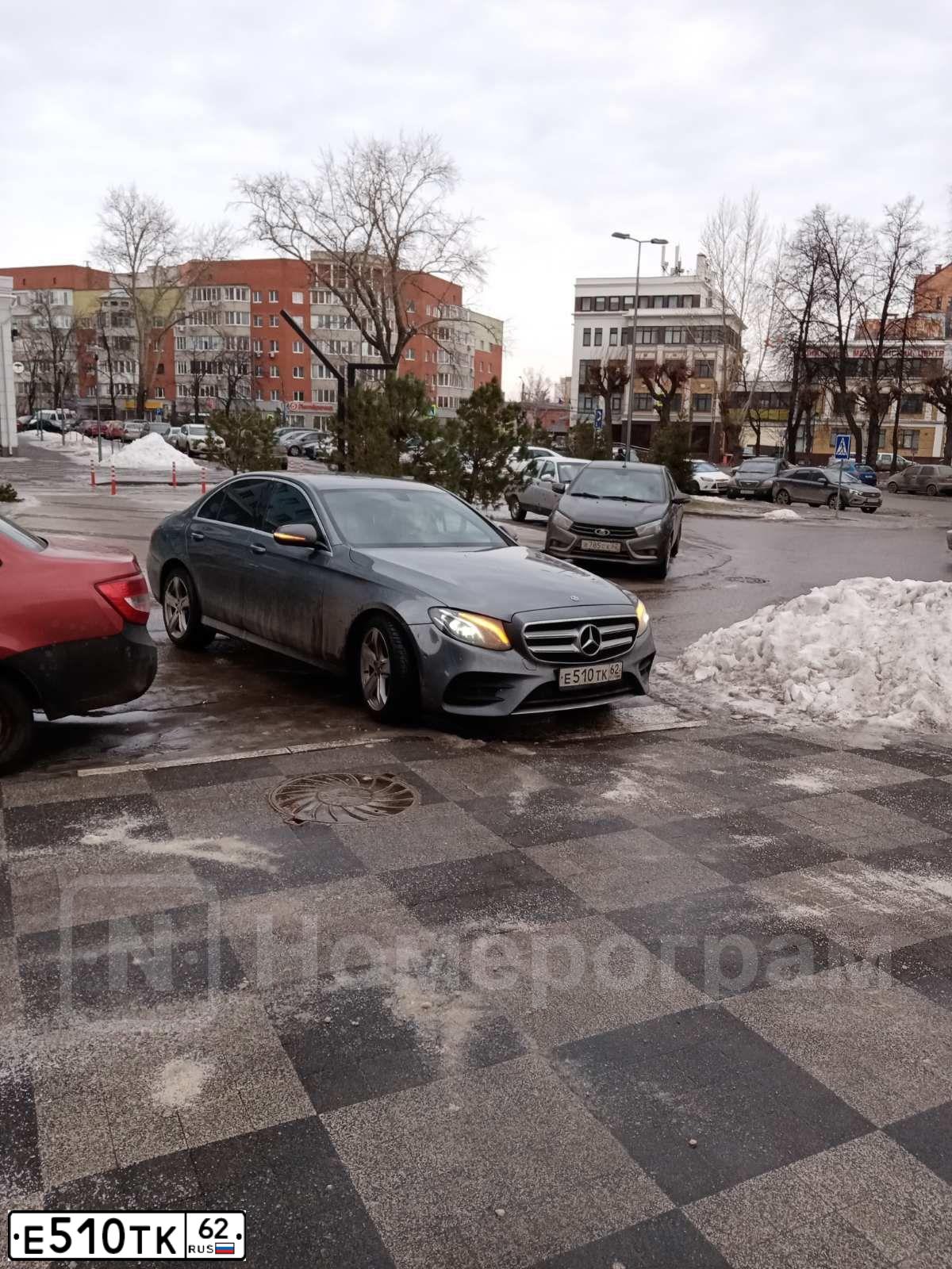 Фото автомобиля MERCEDES E-KLASSE, 2017 — госномер Е510ТК62. Цвет: Серый