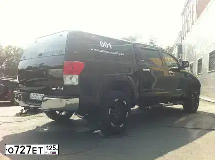 Фото автомобиля TOYOTA TUNDRA, 2010 — госномер О727ЕТ125. Цвет: ЧЕРНЫЙ