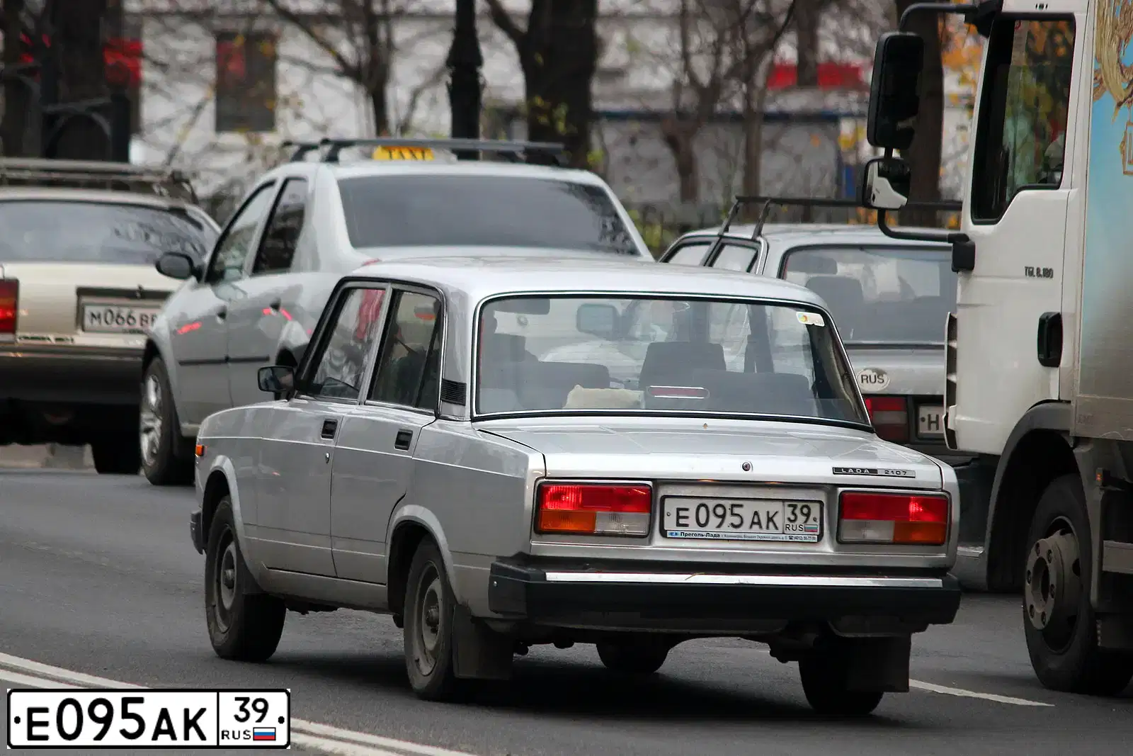 Фото автомобиля LADA 2107, 2011 — госномер Т742КВ39. Цвет: Светло-Серебристый металлик