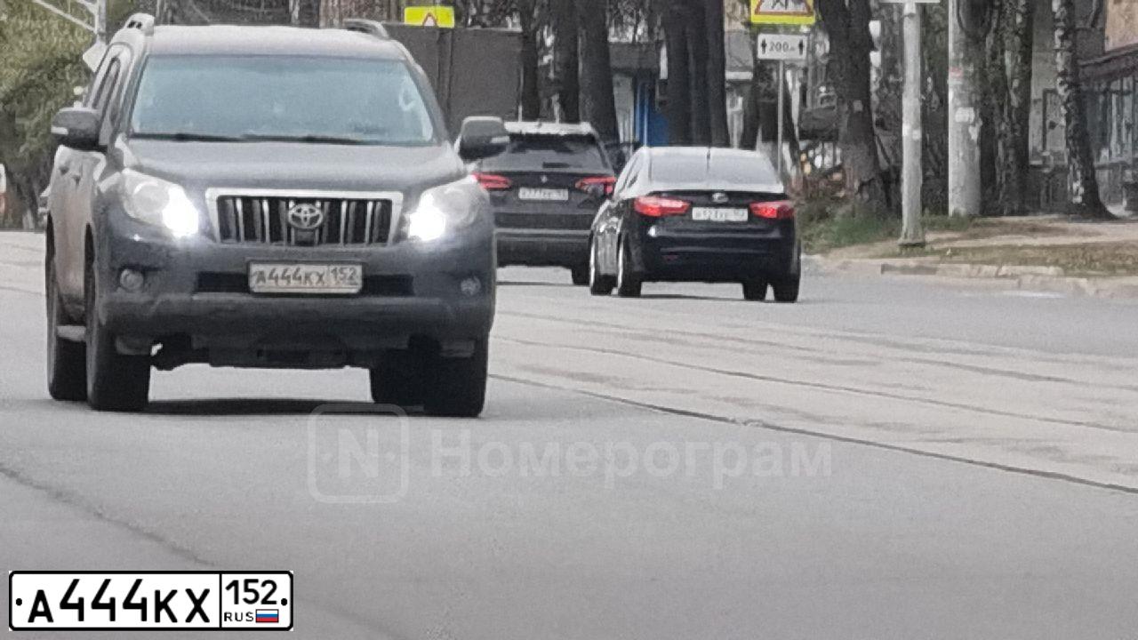 Фото автомобиля TOYOTA LANDCRUISER, 2012 — госномер Е013ЕЕ52. Цвет: ЧЕРНЫЙ