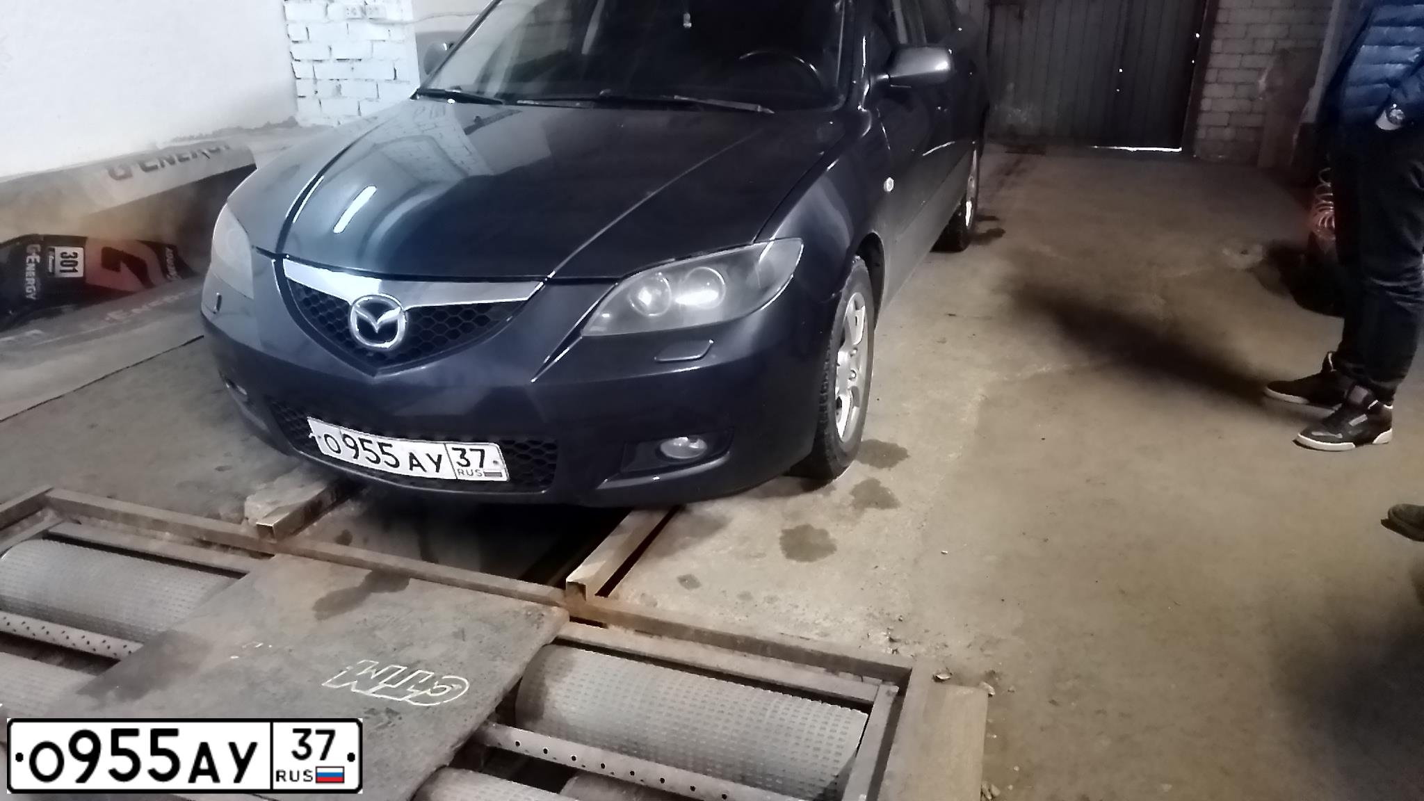 Фото автомобиля MAZDA 3, 2006 — госномер О930ТО44. Цвет: ТЕМНО СЕРЫЙ