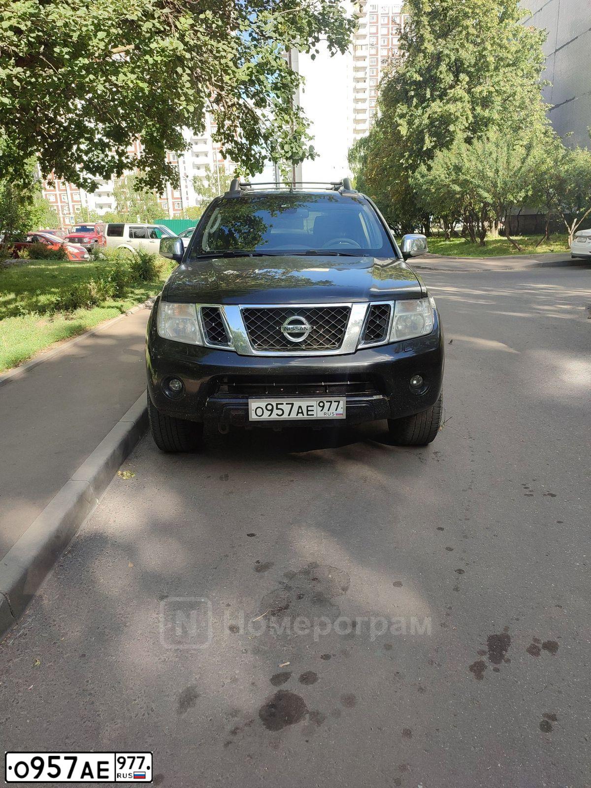 Фото автомобиля NISSAN NAVARA, 2010 — госномер О957АЕ977. Цвет: ЧЕРНЫЙ